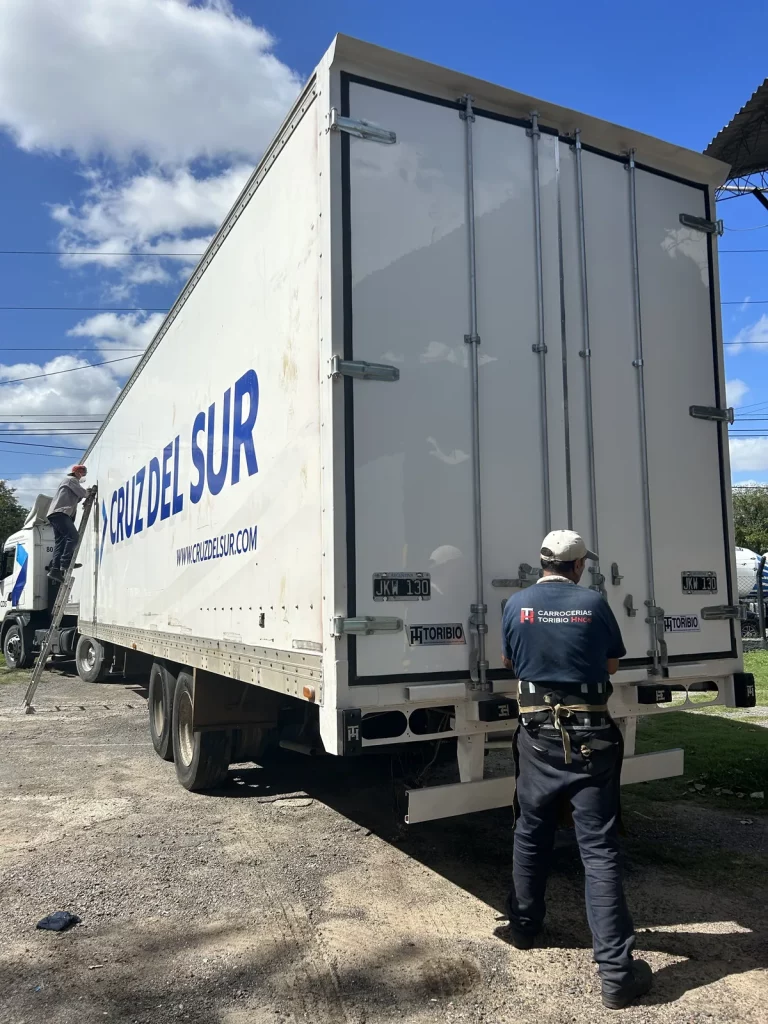 Técnico de Carrocerías Toribio trabajando en un semirremolque de Cruz del Sur
