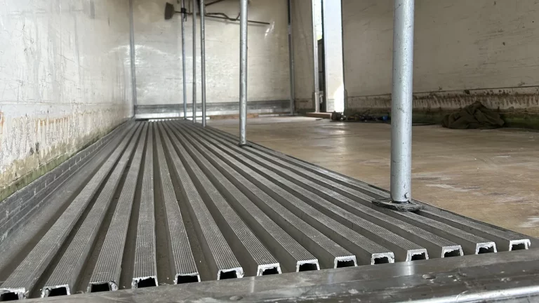 Piso de aluminio en furgón refrigerado reparado por Carrocerías Toribio