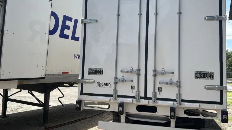 Puertas traseras de semirremolques de flota tras el mantenimiento preventivo
