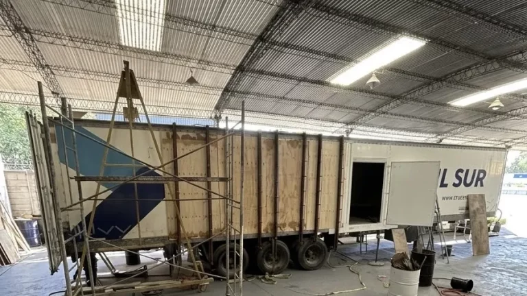 Reparación estructural de semirremolque en el taller de Carrocerías Toribio